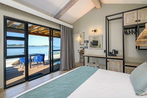 Luxury Hotel Cabin with Splash Pool (4)