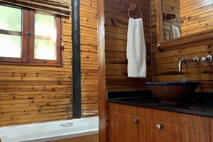 Main Villa bathroom