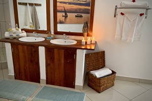 Villa main suite bathroom 2