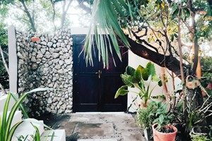 Hakha Beach House  Door