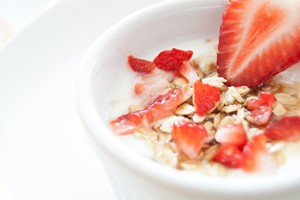 mango-cafe-muesli-strawbs